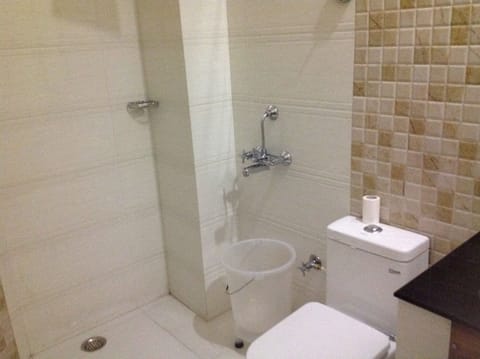 Deluxe Double Room, Hill View | Bathroom | Shower, free toiletries, towels