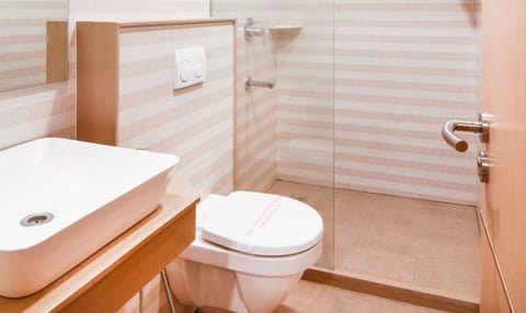 Deluxe Room | Bathroom | Shower, free toiletries, towels, soap