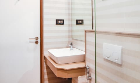 Deluxe Room | Bathroom | Shower, free toiletries, towels, soap