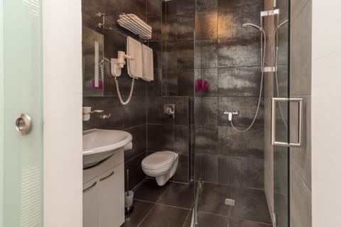 Double or Twin Room, Terrace | Bathroom | Shower, hair dryer, towels