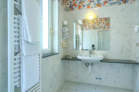 Camera Standard Matrimoniale/Doppia con Letti Singoli con Balcone | Bathroom | Free toiletries, hair dryer, bidet, towels