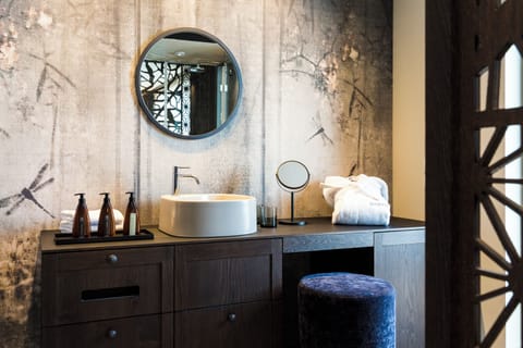 SOULFUL STUDIO RECREATION ROOFTOP | Bathroom | Shower, free toiletries, hair dryer, bathrobes