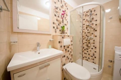 Studio (Guest House Mia (ST) - Standard Studi) | Bathroom | Shower, free toiletries, hair dryer, towels