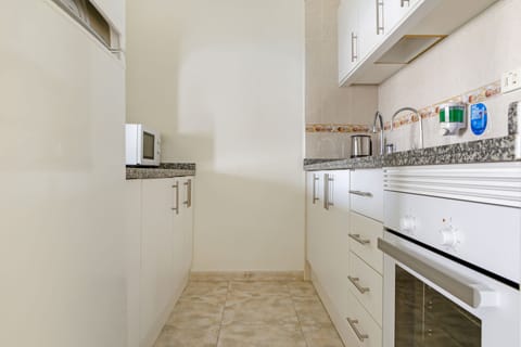 Apartment, 2 Bedrooms | Private kitchen | Fridge, microwave, oven, stovetop