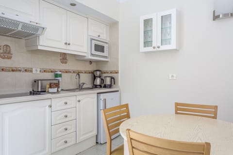 Apartment, 1 Bedroom | Private kitchen | Fridge, microwave, oven, stovetop