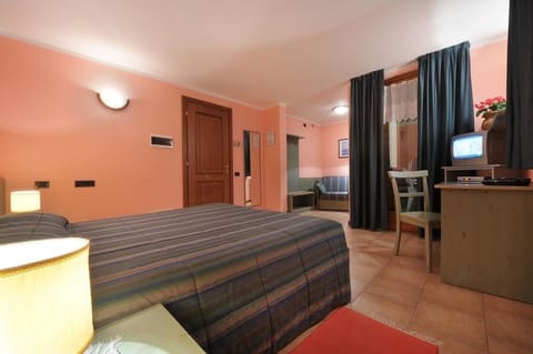 Triple Room | In-room safe, desk, free WiFi