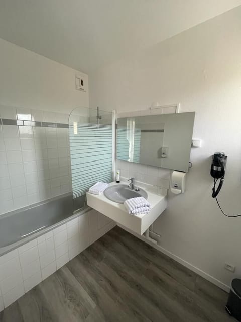 Apartment | Bathroom | Shower, hydromassage showerhead, free toiletries, hair dryer