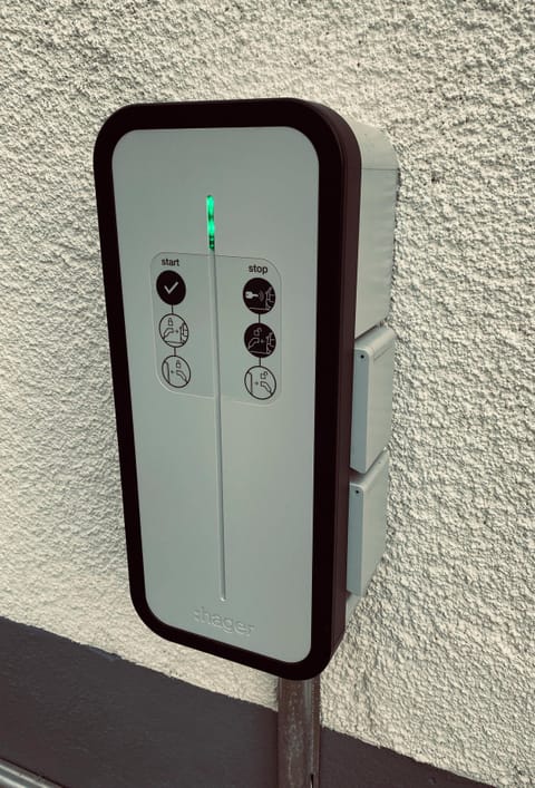 Electric vehicle charging station