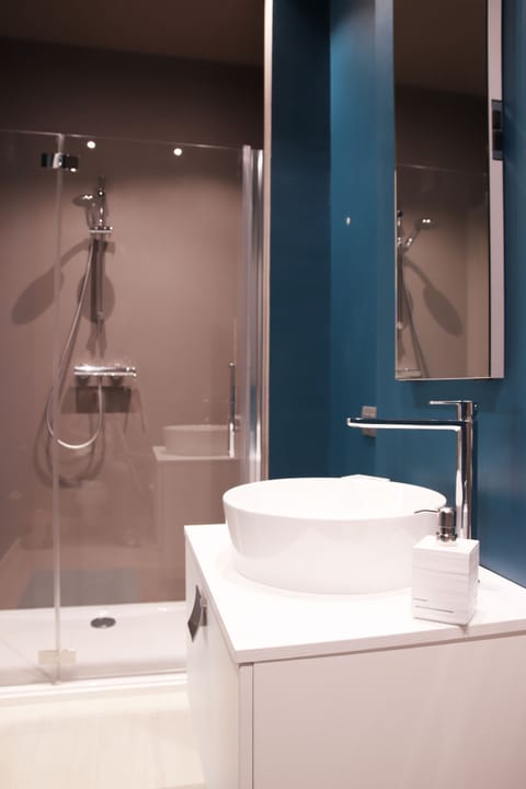 Deluxe Double Room (Tourquoise) | Bathroom | Free toiletries, hair dryer, towels, soap