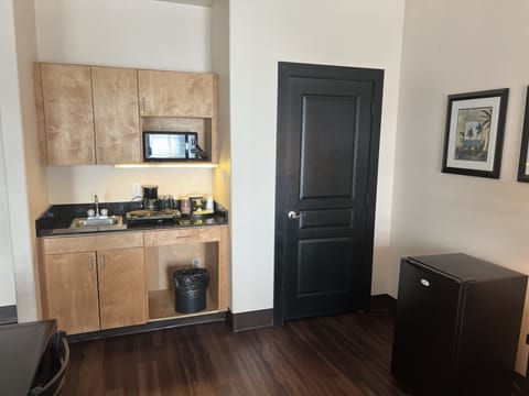 King Kitchenette Suite with Sofabed | Private kitchen | Fridge, microwave, coffee/tea maker