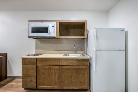 Full-size fridge, microwave, stovetop, dishwasher