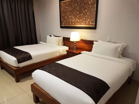 Deluxe Twin Room | Premium bedding, in-room safe, desk, laptop workspace