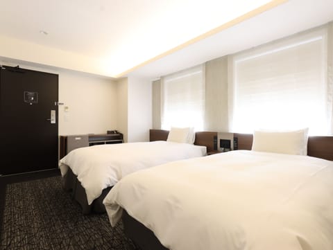 Deluxe Twin Room | In-room safe, blackout drapes, iron/ironing board, free WiFi