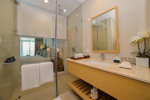 Luxury Studio, 1 Bedroom, Pool View | Bathroom | Shower, free toiletries, hair dryer, bathrobes