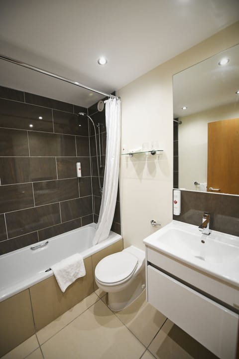 Room, 1 Double Bed, Non Smoking | Bathroom | Combined shower/tub, eco-friendly toiletries, hair dryer, towels