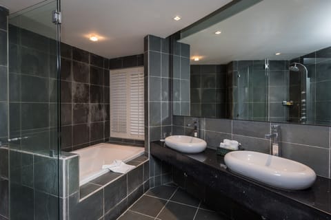 Junior Suite | Bathroom | Combined shower/tub, designer toiletries, hair dryer, bathrobes