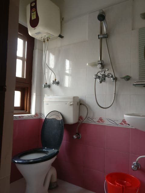 Room | Bathroom | Shower, free toiletries