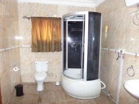 Suite | Bathroom | Shower, rainfall showerhead, free toiletries, towels