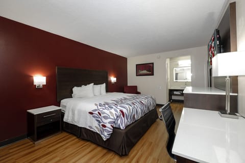 Deluxe Room, 1 King Bed, Non Smoking | Desk, laptop workspace, blackout drapes, free WiFi