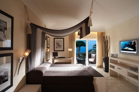 Suite (Monroe Sea Side) | Frette Italian sheets, premium bedding, down comforters, minibar