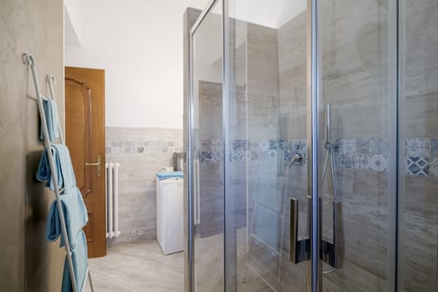 Apartment | Bathroom | Shower, deep soaking tub, free toiletries, hair dryer