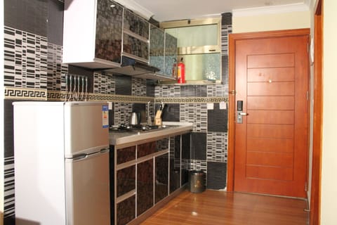 Standard Twin Room | Private kitchen | Coffee/tea maker