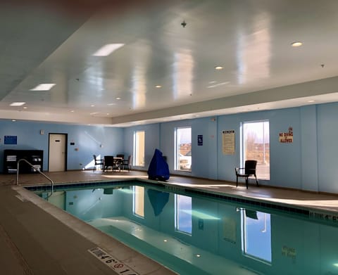 Indoor pool, sun loungers