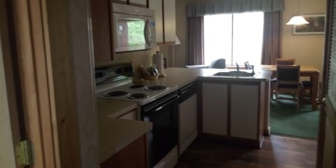 Condo, Multiple Beds, Non Smoking, Mountain View | Private kitchen | Full-size fridge, microwave, oven, stovetop