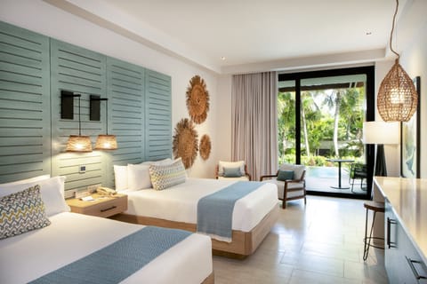 Unique Queen - Swim Up Junior Suite | 1 bedroom, free minibar items, in-room safe, desk