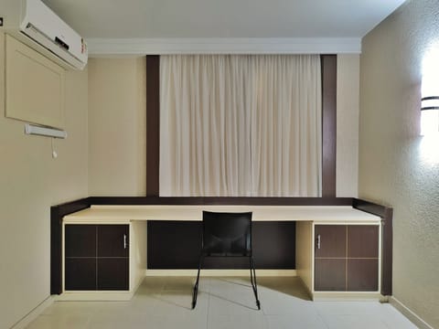 Double Room (Master) | In-room safe, laptop workspace, soundproofing, free WiFi