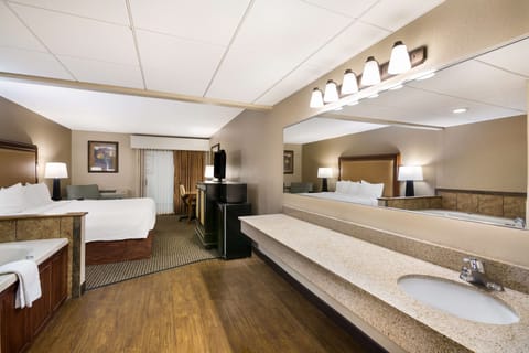 Standard Room, 1 King Bed, Jetted Tub, Poolside | Bathroom | Combined shower/tub, free toiletries, hair dryer, towels