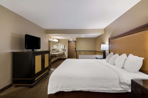 Standard Room, 1 King Bed, Jetted Tub, Poolside | Premium bedding, down comforters, memory foam beds, desk