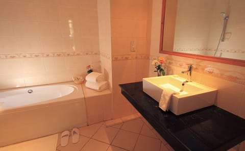 Deluxe Suite, 1 Queen Bed, Non Smoking | Bathroom | Deep soaking tub, rainfall showerhead, free toiletries, hair dryer