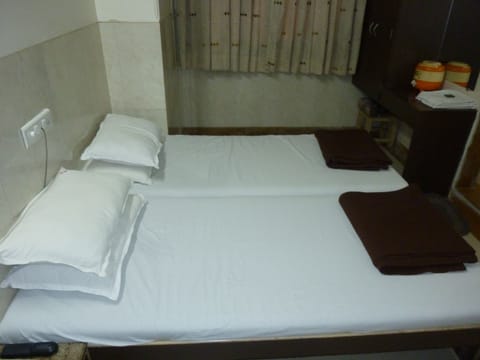 Basic Double Room, 1 Double Bed | Desk, free wired internet