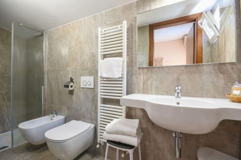 Classic Quadruple Room, Ensuite | In-room safe, desk, free WiFi, bed sheets