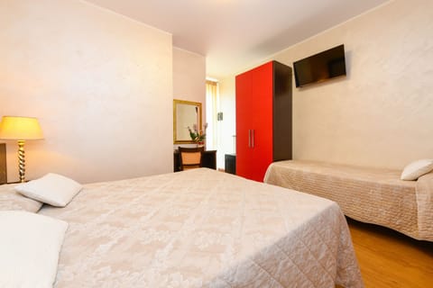 Triple Room | In-room safe, desk, free WiFi, bed sheets