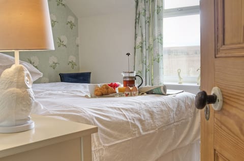 Breakfast in Bed, Linnet Cottage