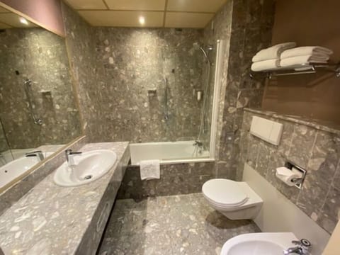 Classic Twin Room | Bathroom | Bathtub, free toiletries, hair dryer, bathrobes