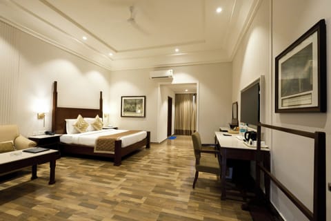 Executive Room, 1 King Bed | Premium bedding, blackout drapes, free WiFi, bed sheets