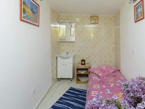 Single Room, Shared Bathroom | Living area | Flat-screen TV