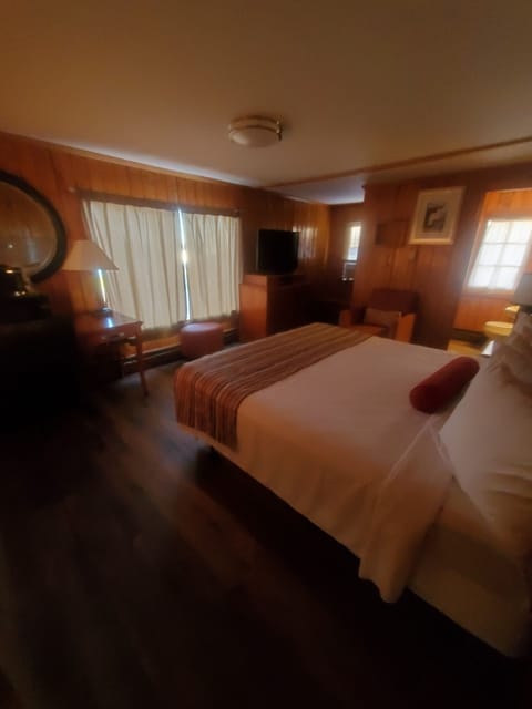 Signature Room, 1 King Bed, Refrigerator & Microwave, Lake View | Room amenity