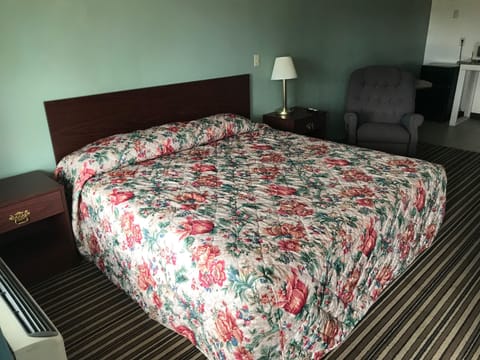 Standard Room, 1 King Bed, Non Smoking | Iron/ironing board, free WiFi
