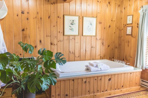 Bayberry Cottage | Private spa tub