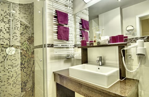 Superior Suite | Bathroom | Free toiletries, hair dryer, bathrobes, slippers