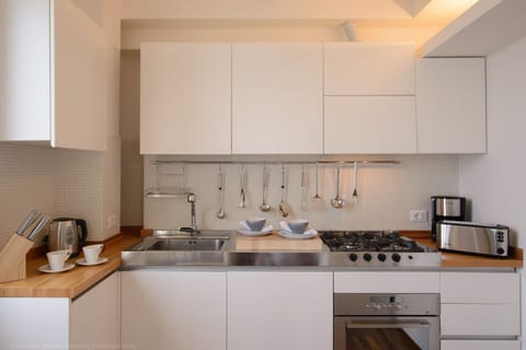 Separate kitchen with side view to Giudecca canal