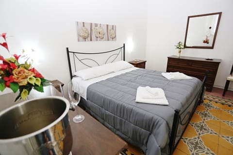 Basic Double Room, Ensuite | Desk, free WiFi, bed sheets