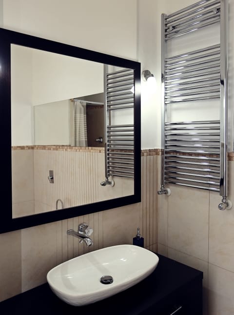 Basic Double Room, Ensuite | Bathroom sink