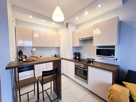 Comfort Apartment, 1 Bedroom | Private kitchenette | Fridge, microwave, oven, stovetop