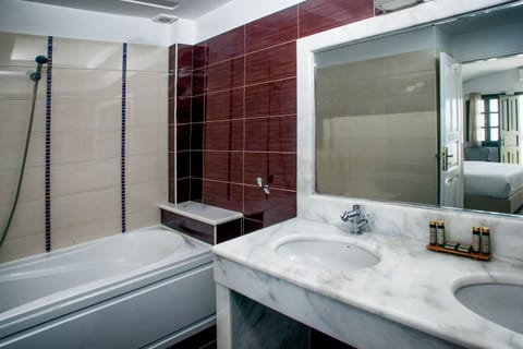 Superior Double Room (Caldera View) | Bathroom | Shower, free toiletries, hair dryer, slippers