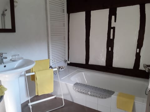 Comfort Duplex, Private Bathroom | Bathroom | Bathtub, free toiletries, hair dryer, towels